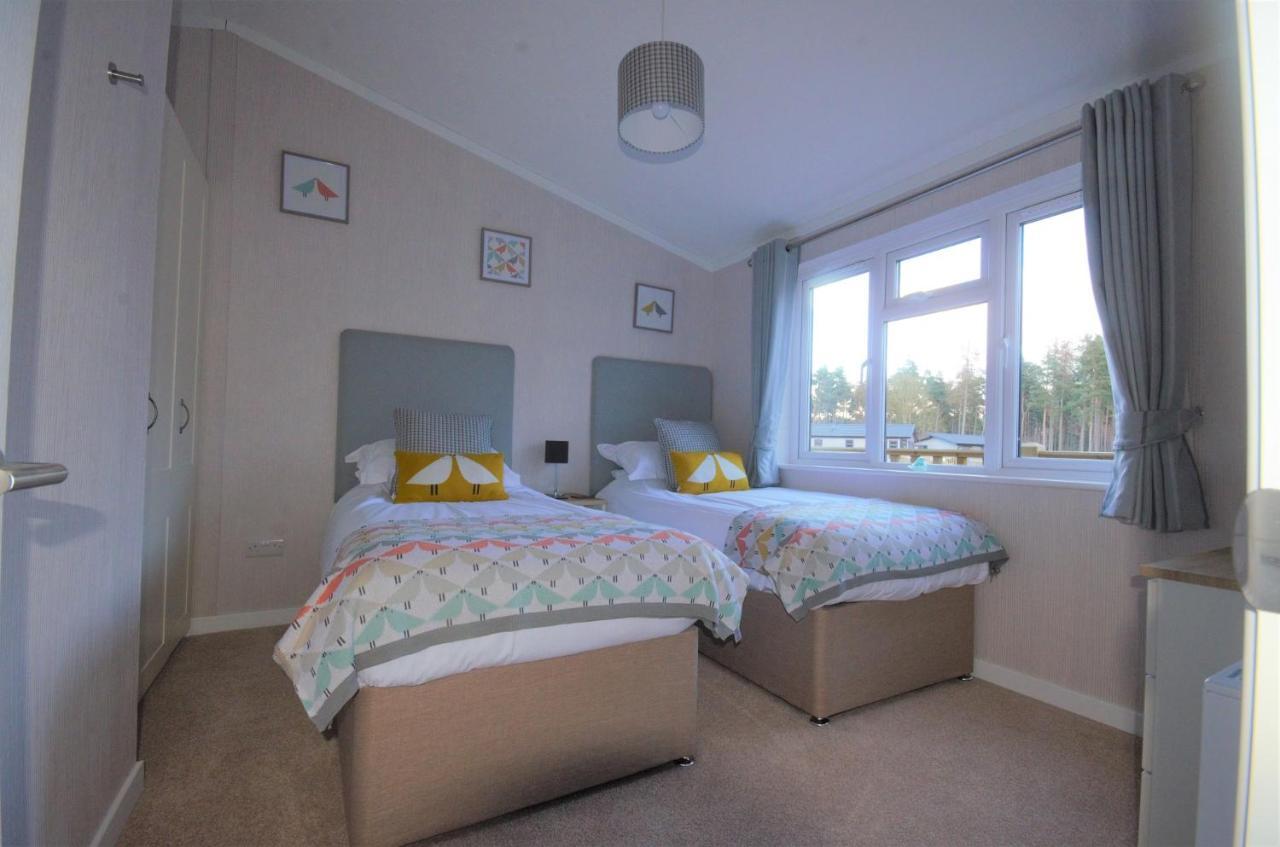 Hollicarrs - Long Lane Lodge *