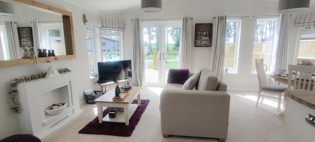 Hollicarrs - Long Lane Lodge *